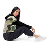 coupe-vent court femme camo design physique-affûté assis