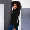 femme avec un sweat à capuche noir de la marque physique affûté vue de côté gauche