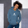 femme avec un sweat à capuche couleur bleu de la marque physique affûté vue de face