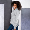femme avec un sweat à capuche couleur gris clair de la marque physique affûté vue de côté gauche