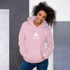 femme avec un sweat à capuche couleur rose pastel de la marque physique affûté vue de face