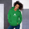 femme avec un sweat à capuche couleur vert de la marque physique affûté vue de face