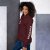 femme avec un sweat à capuche couleur bordeaux de la marque physique affûté vue de côté gauche