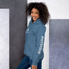 femme avec un sweat à capuche couleur bleu de la marque physique affûté vue de côté gauche