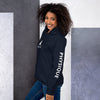 femme avec un sweat à capuche bleu marine de la marque physique affûté vue de côté gauche