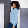 femme avec un sweat à capuche couleur bleu ciel de la marque physique affûté vue de côté gauche