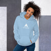 femme avec un sweat à capuche couleur bleu ciel de la marque physique affûté vue de face