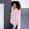 femme avec un sweat à capuche couleur rose pastel de la marque physique affûté vue de côté gauche