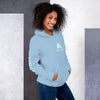 femme avec un sweat à capuche couleur bleu ciel de la marque physique affûté vue de droit