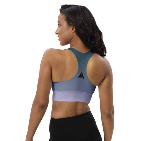 Soutien gorge avec un dégradé violet bleu porté par une femme vue de face