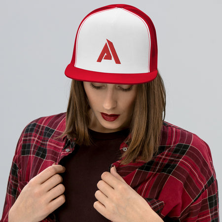 casquette style trucker rouge face avant blanche et logo brodé rouge physique-affûté