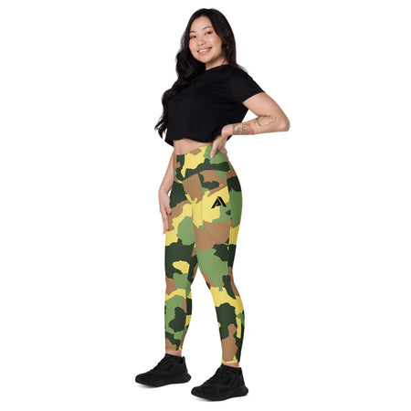 collant sport femme avec des poches latérales couleur camouflage physique affûté pose côté gauche