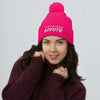 Bonnet à pom-pom rose pour femme physique-affûté face