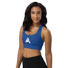 femme avec un soutien-gorge de sport de couleur bleu avec le logo blanc à l'avant